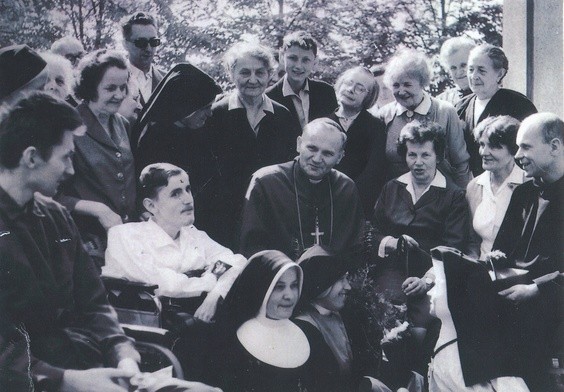 Biskup Karol Wojtyła i Hanna Chrzanowska (powyżej biskupa) na rekolekcjach dla chorych w Trzebini