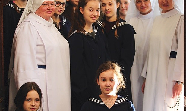 W szymanowskiej szkole ważna jest troska o tradycję, w którą wpisują się stroje uczennic.