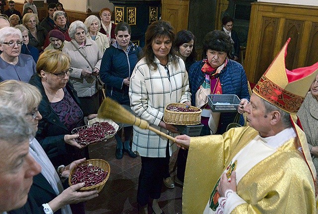 ▲	Bp Henryk Tomasik poświęcił różańce, które trafiły do „rodziców adopcyjnych”.