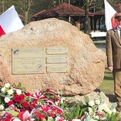 ◄	Przy obelisku stoją Piotr Kacprzak i autor projektu Jacek Szpak.