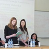 ►	Ks. Wojciech Wojtyła  (z lewej) prowadził panel o tematyce społecznej.