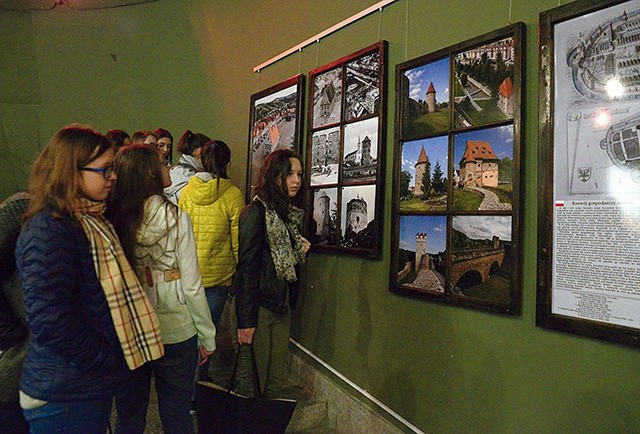 ▲	Jako pierwsi wystawę obejrzeli uczniowie Katolickiego Liceum Ogólnokształcącego.