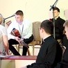 ▲	Klerycy biorący udział w konkursie do Elbląga przyjechali w piątek 13 kwietnia. Przesłuchania odbyły się w sobotę. Podsumowaniem imprezy był wieczorny koncert galowy.  