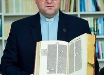 Uczestnicy mogli zapoznać się z najcenniejszymi zbiorami Biblioteki WSD „Hosianum”. Ks. Tomasz Garwoliński prezentował oryginalne notatki Mikołaja Kopernika.