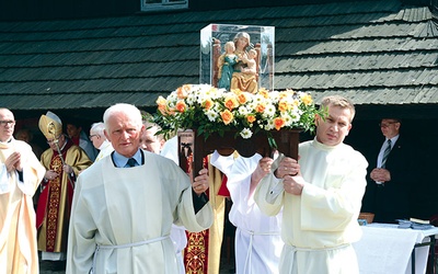 Kopia cudami słynącej figurki św. Anny Samotrzeciej. 