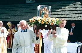 Kopia cudami słynącej figurki św. Anny Samotrzeciej. 