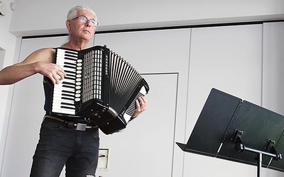 Jacek Langiewicz jest muzykiem i postanowił podzielić się swoim talentem z sąsiadami.