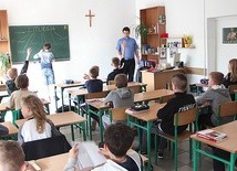 ◄	Lekcję religii prowadzi  kl. Marc-Thilo Głowacki.