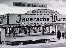 Food truck z 1933 roku. Promocja Jauersche Wurst w Berlinie.