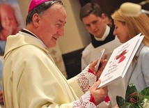 Biskup Jeż otrzymał jubileuszowy album z okazji 50 lat istnienia Katolickiej Poradni Rodzinnej.