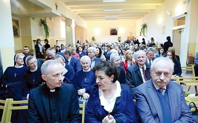 Uczestnicy debaty. Z lewej ks. dr Jerzy Smoleń.