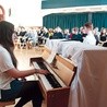 ▲	Na finał licealiści zorganizowali koncert szkolnych talentów.  	