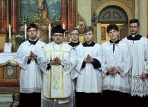 ▼	Ks. Julian Nastałek wraz ze służbą liturgiczną.