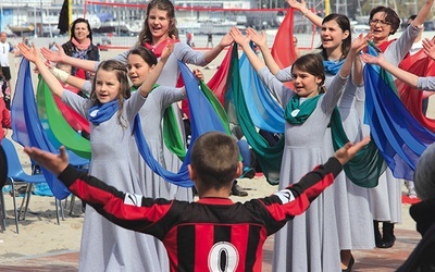 W części familijnej do modlitwy uwielbienia zaprosiła Diecezjalna Diakonia Tańca.