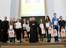 Laureaci z bp. Henrykiem Tomasikiem, ks. Jarosławem Wojtkunem i organizatorami konkursu (od lewej) ks. Stanisławem Łabendowiczem i ks. Wojciechem Wojtyłą