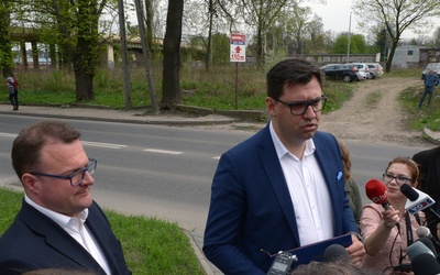 O budowie trasy opowiadają Radosław Witkowski (z lewej) i Konrad Frysztak. W tle wiadukt i teren, przez który będzie biegła nowa droga łącząca północ i południe Radomia