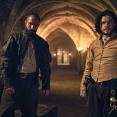 Tom Cullen, jako Guy Fawkes (z lewej), jeden z uczestników spisku, oraz Kit Harington, jako Robert Catesby, organizator i przywódca spisku.