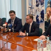 Konferencja prasowa po podpisaniu umowy. Siedzą od lewej: Łukasz Janczyk, Konrad Frysztak, Radosław Witkowski i Krzysztof Zalibowski