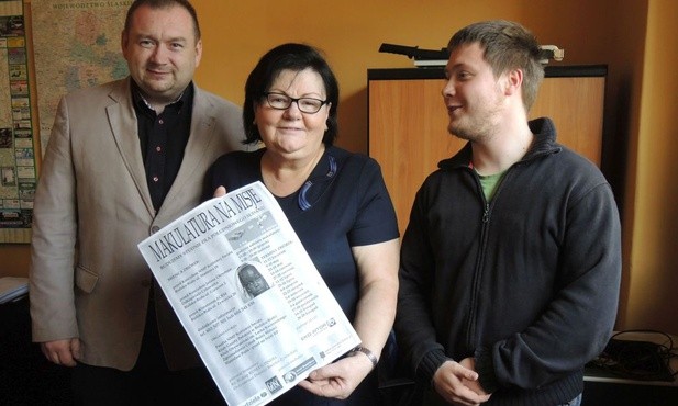 Zaangażowani w akcję "Makulatura na misje": Konrad Łoś, Maria Froncz i Jan Zacharejko zachęcają do pomocy misjom w Ameryce Południowej