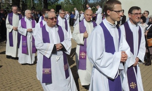 Kapłani z całej diecezji odprowadzali na wapienicki cmentarz śp. ks. Józefa Śliża