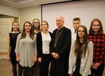 Bp Andrzej F. Dziuba i laureaci konkursu