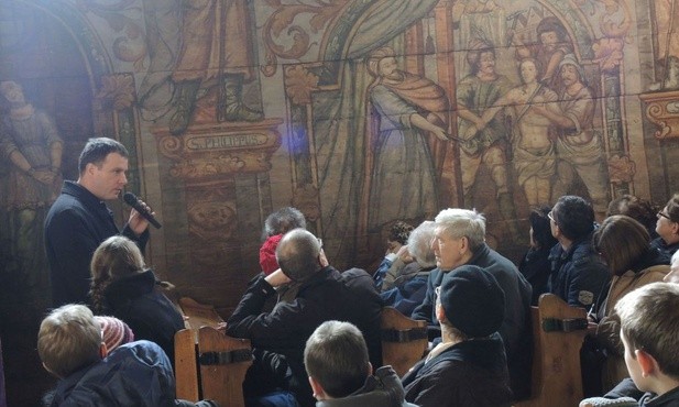 Ks. proboszcz Grzegorz Klaja podczas spotkania muzealnego w kościele św. Barbary
