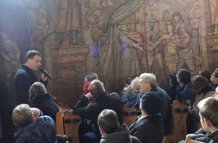 Ks. proboszcz Grzegorz Klaja podczas spotkania muzealnego w kościele św. Barbary