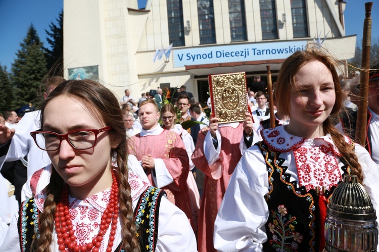 Inauguracja synodu. Nabożeństwo i procesja