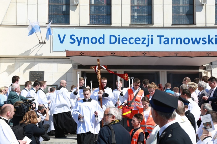 Inauguracja synodu. Nabożeństwo i procesja