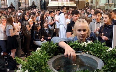 Po odnowieniu przyrzeczeń chrzcielnych młodzi indywidualnie podchodzili do chrzcielnicy