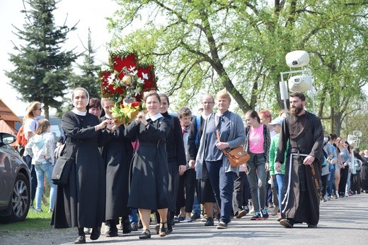 Pielgrzymka ze Roszkowej Woli do Żdar