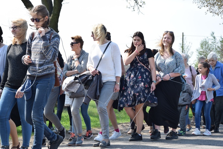 Pielgrzymka ze Roszkowej Woli do Żdar