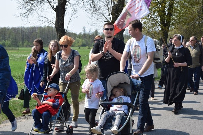 Pielgrzymka ze Roszkowej Woli do Żdar