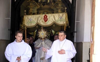 Msza św. dziękczynna zakończyła się procesją z Najświętszym Sakramentem