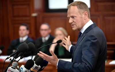 Tusk przed sądem: Nie jest zadaniem premiera i prezydenta wpływanie na decyzje dot. lądowania