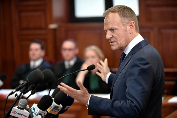 Tusk przed sądem: Nie jest zadaniem premiera i prezydenta wpływanie na decyzje dot. lądowania