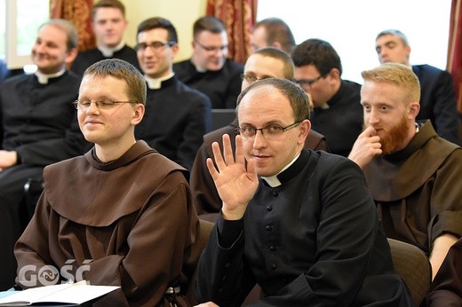 Sympozjum o sakramentalnych i pozasakramentalnych działaniach Ducha św.`