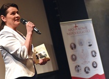 Jolanta Hajdasz podczas prezentacji bohatera swojego filmu w sali teatralnej Świdnickiego Ośrodka Kultury.