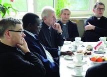 ▲	Biskup Renatus Nkwande i misjonarze z Tanzanii podczas spotkania w kawiarence Emaus.