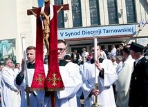 	Procesja wyruszyła z kościoła  pw. MB Fatimskiej  do tarnowskiej katedry.