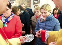 Biskup Stanisław Salaterski wręcza medaliki nowym członkom Straży Honorowej NSPJ.