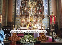 ▲	Niedzielne świętowanie rozpoczęło się Mszą św. w kościele parafialnym, a zakończyło się wesołymi wspomnieniami w Domu Katolickim.