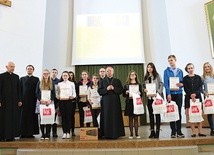 ▲	Laureaci z bp. Henrykiem Tomasikiem, ks. Jarosławem Wojtkunem i organizatorami ks. Stanisławem Łabendowiczem (z lewej) i ks. Wojciechem Wojtyłą.