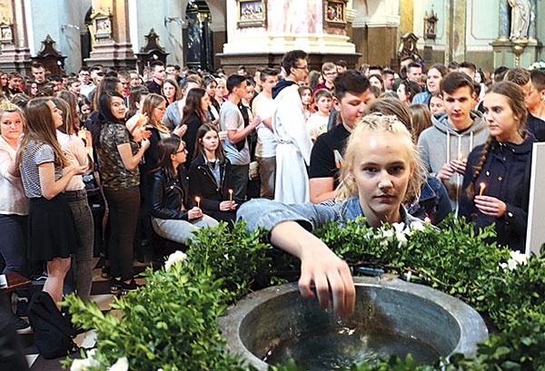 ▲	Po odnowieniu przyrzeczeń chrzcielnych młodzi indywidualnie podchodzili do chrzcielnicy, by tam zanurzyć dłoń i świadomie wykonać znak krzyża.