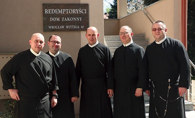 Od prawej ojcowie: Jarosław Krawczyk, Ryszard Niziołek,  Damian Simonicz, Wojciech Wilgowicz, Mariusz Simonicz. Na zdjęciu brakuje o. Zdzisława Pietkiewicza.