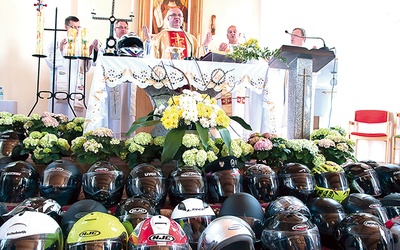 ▲	Mszę św. na rozpoczęcie sezonu sprawowali księża motocykliści.