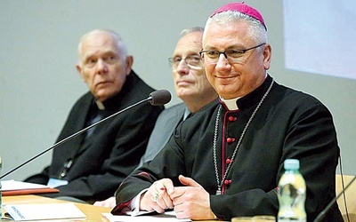 Przy stole prelegentów zasiedli m.in. (od prawej): bp Artur Miziński, sekretarz generalny Konferencji Episkopatu Polski, prof. Wojciech Świątkiewicz z Uniwersytetu Śląskiego i ks. prof. Wojciech Góralski z Uniwersytetu Kardynała Stefana Wyszyńskiego w Warszawie.