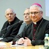 Przy stole prelegentów zasiedli m.in. (od prawej): bp Artur Miziński, sekretarz generalny Konferencji Episkopatu Polski, prof. Wojciech Świątkiewicz z Uniwersytetu Śląskiego i ks. prof. Wojciech Góralski z Uniwersytetu Kardynała Stefana Wyszyńskiego w Warszawie.