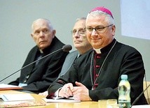 Przy stole prelegentów zasiedli m.in. (od prawej): bp Artur Miziński, sekretarz generalny Konferencji Episkopatu Polski, prof. Wojciech Świątkiewicz z Uniwersytetu Śląskiego i ks. prof. Wojciech Góralski z Uniwersytetu Kardynała Stefana Wyszyńskiego w Warszawie.