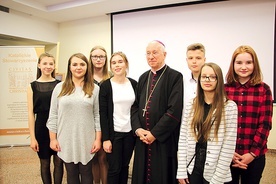 ▲	Biskup Andrzej F. Dziuba z laureatami.